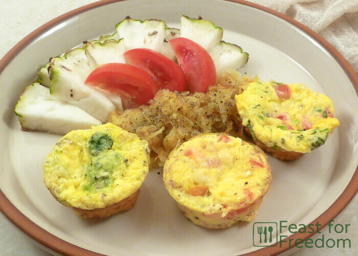 Scrambled egg breakfast cups with hashbrowns